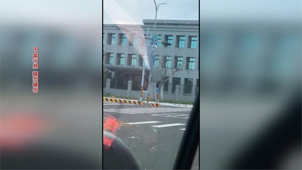 男私架監視器"檢舉違規"引眾怒 警開百張罰單全撤
