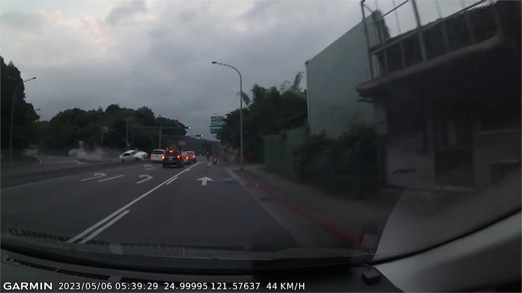 知法犯法！實習律師酒駕失控　飛越分隔島撞3車釀1死
