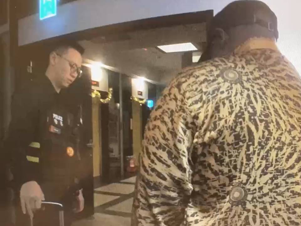 桃園燒烤店遭「黑紙洗美金」詐騙1700萬 警逮一嫌依法偵辦