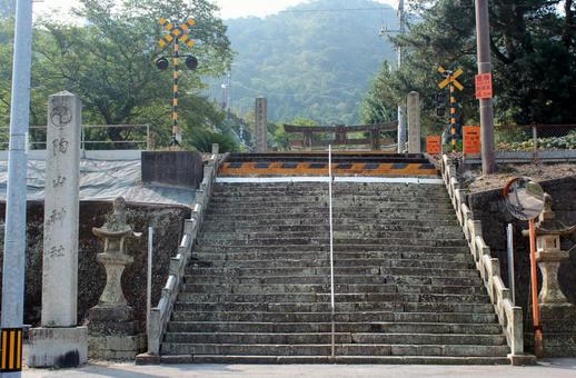 台灣女遊客疑拍照「誤闖日本神社平交道」　遭列車撞死