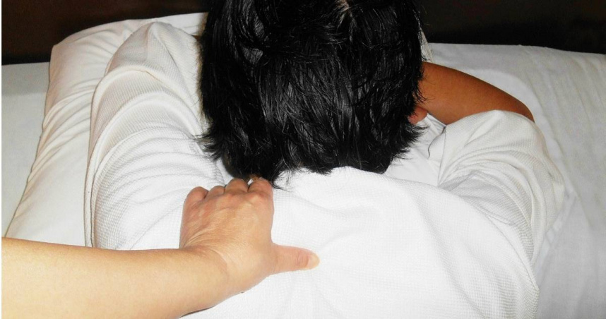 47歲男肩頸痠痛妻特地上網學按摩　只按30分鐘導致腦梗塞