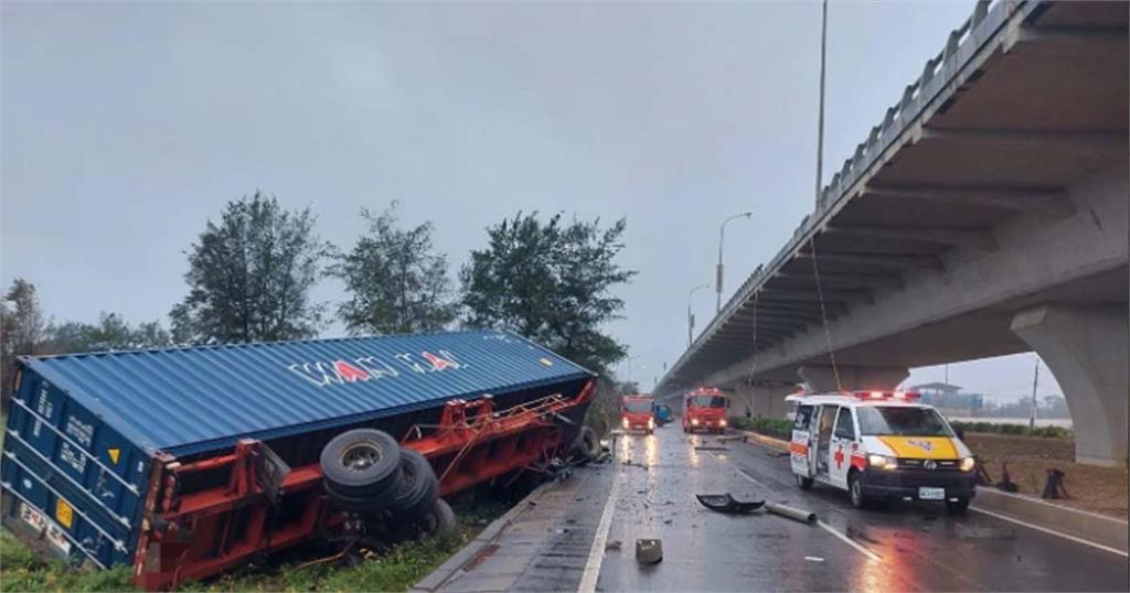 快新聞／桃園台61線聯結車翻落高架橋！ 車頭全毀駕駛命大脫困