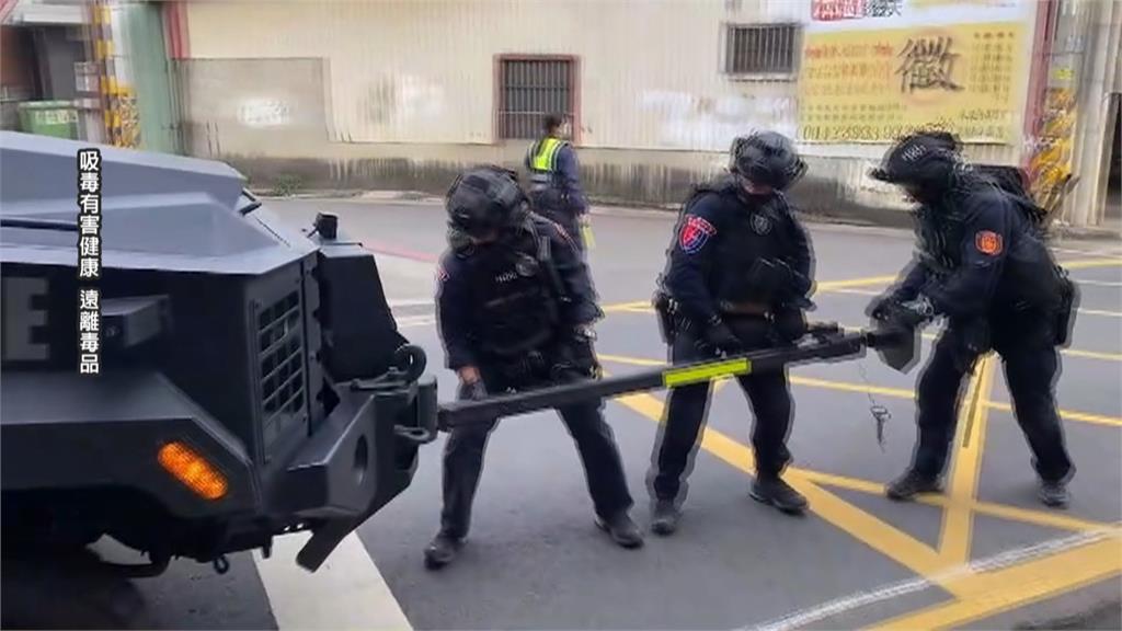 裝甲車破門攻堅！　特勤隊全副武裝攻破製毒工廠