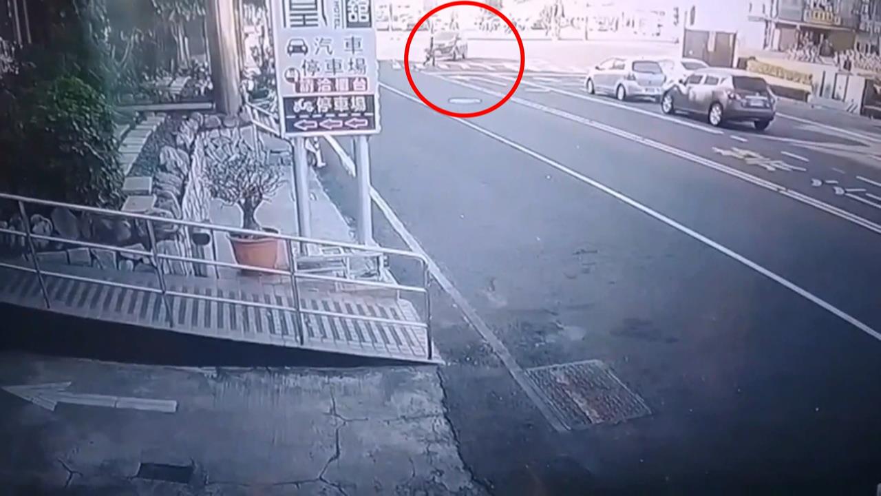 8旬婦人過馬路遭高速衝撞"腦出血" 住戶:此路口車禍多