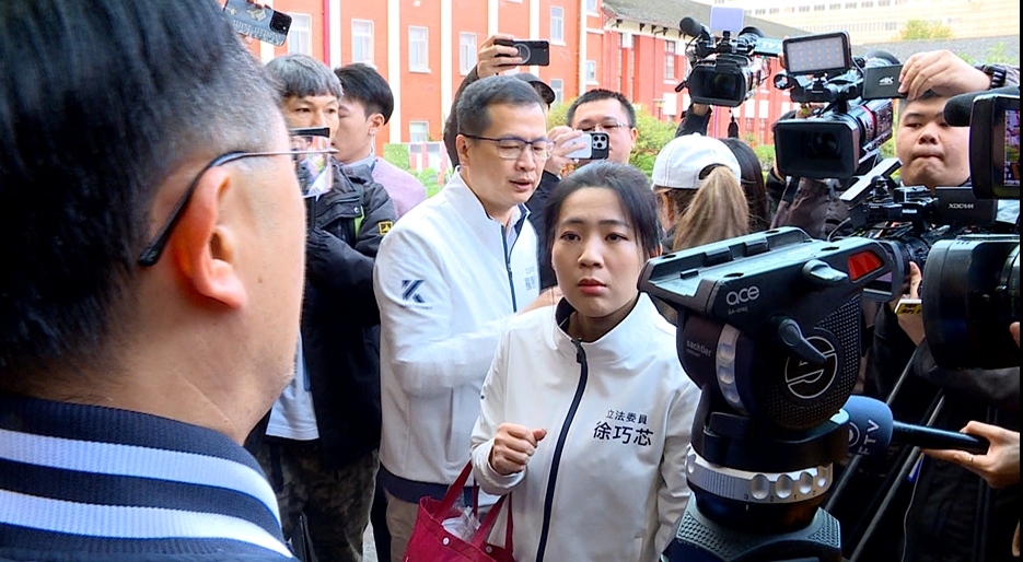 一言不合就爆粗口、比中指　徐巧芯問政言行爭議性高