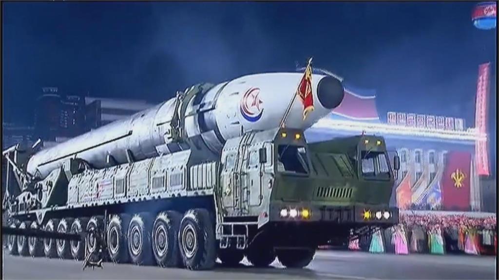 北朝鮮建軍75週年　夜間大閱兵秀飛彈發射車