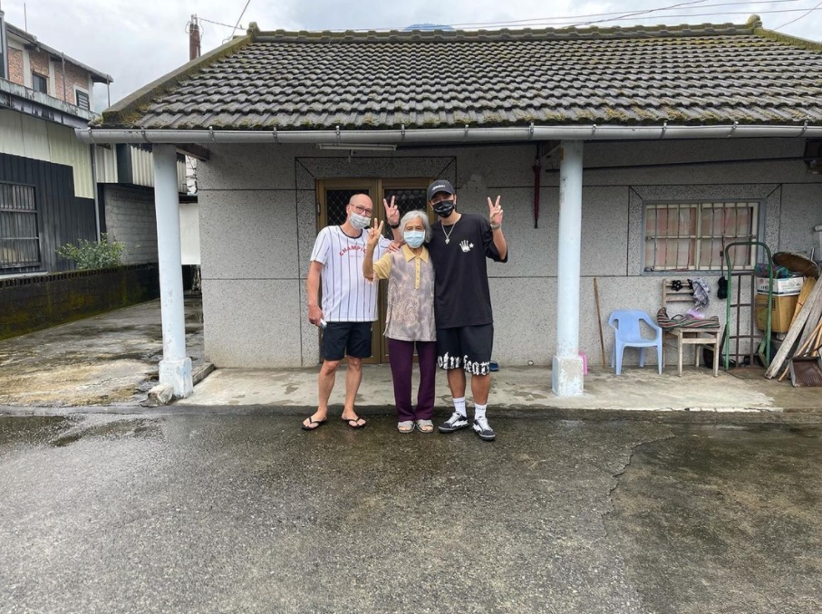 羅志祥跨年壓軸嗨翻全場!90歲阿嬤到場「突落淚」 IG合照真情流露