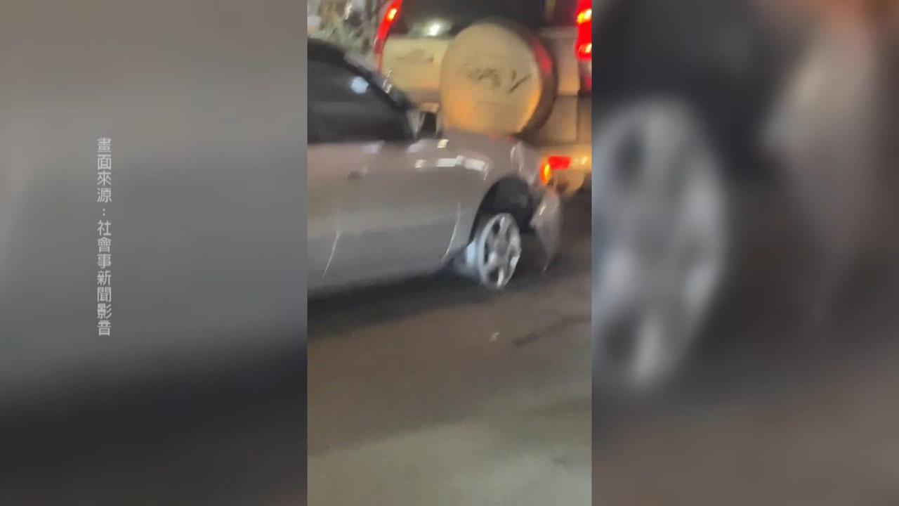 高雄離奇車禍!兩車擦撞引圍觀 民眾:啊右前輪咧?