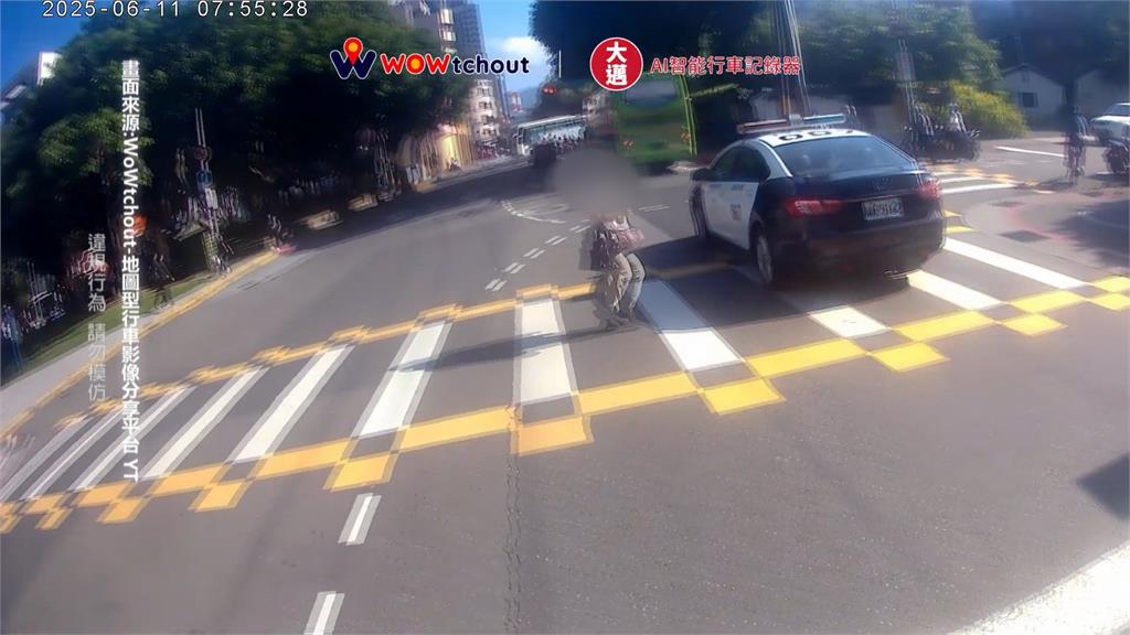 北市警車遭直擊未禮讓行人！　民眾PO網大酸：抓賊先做賊？