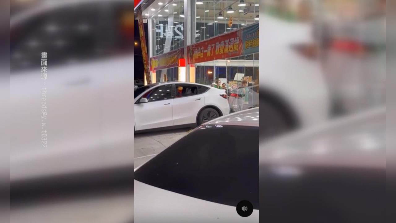 週年慶"碎碎平安"? 電動車疑打錯檔 撞破店家玻璃
