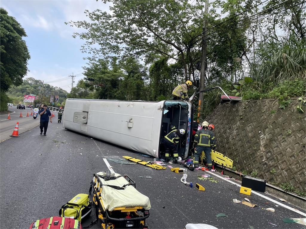快新聞／北埔台三線遊覽車翻覆　駕駛經搶救仍不治