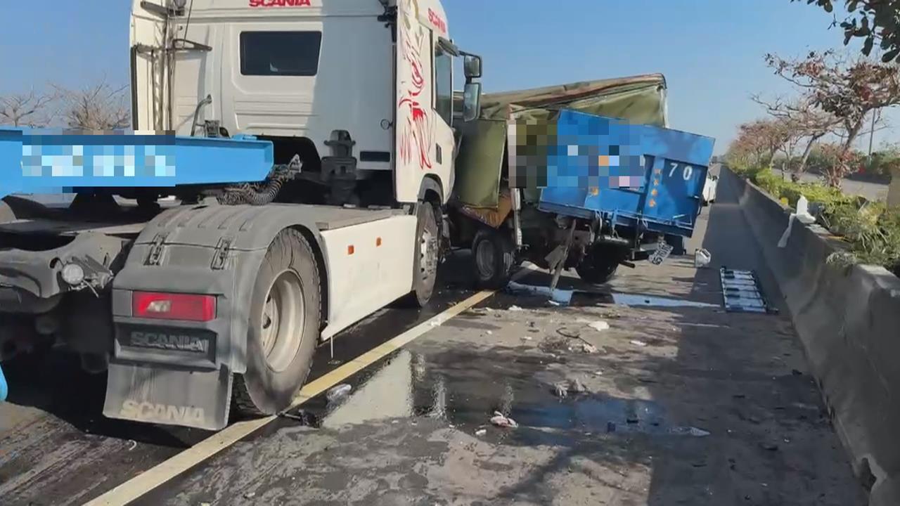 台６１　貨車臨停路肩遭追撞　警方到場戒備警車車尾被撞爛