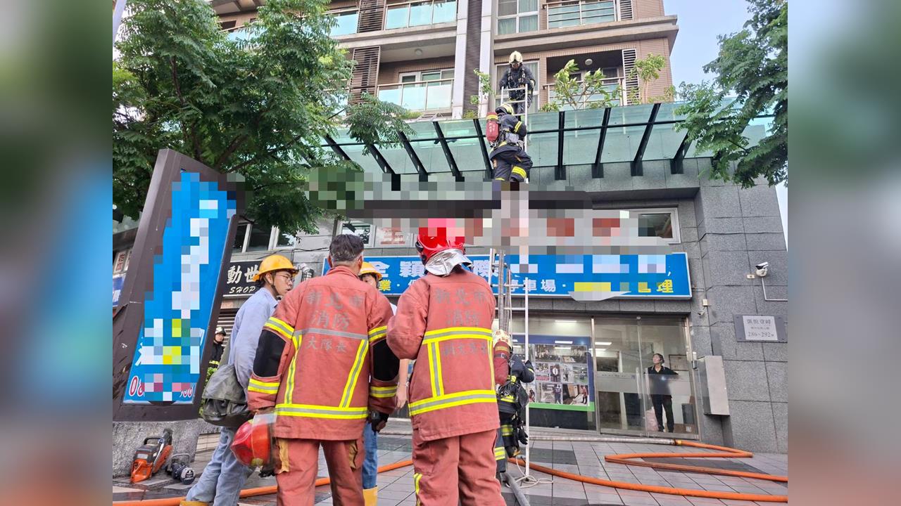 最新／三重大樓失火「4人受困」　1男1女3樓外求救