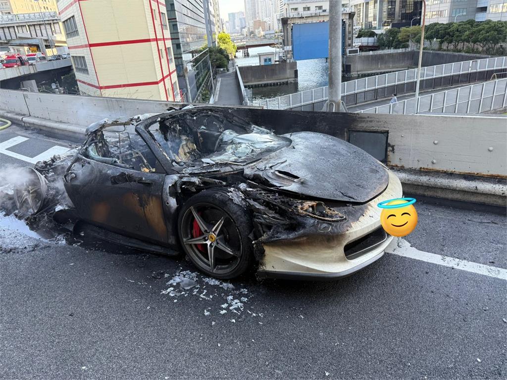 近千萬法拉利才剛交車一小時　上國道火燒車全毀了