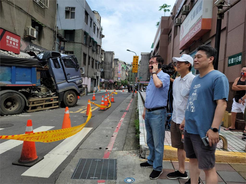 快新聞／信義區砂石車自撞民宅　建物有安全疑慮緊急疏散5戶16人