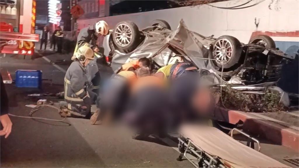死亡車禍！轎車自撞180度翻覆　3乘客脫困輕重傷、駕車亡