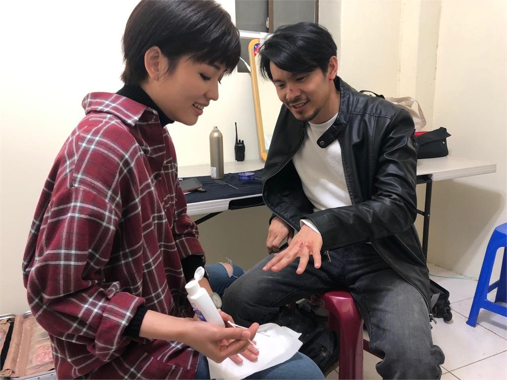 姚淳耀拍《鏡子森林》掛彩 瑭霏呼呼急擦藥 