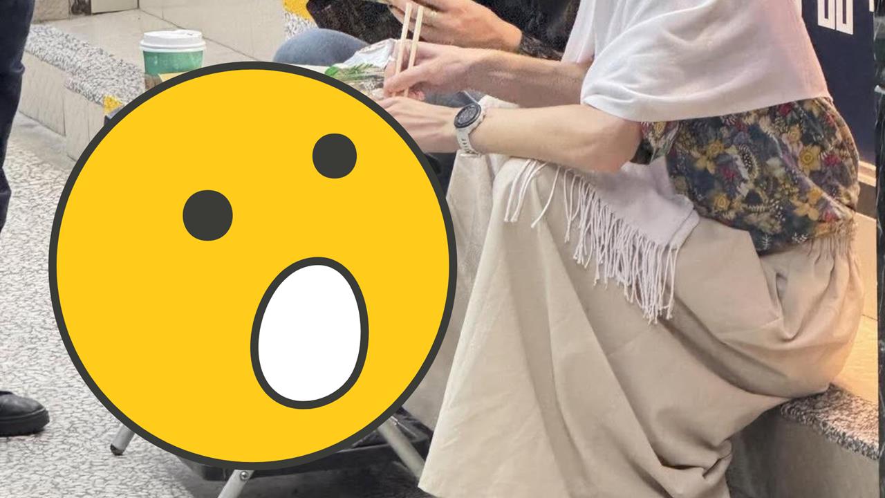 外國人坐超商門口開吃…竟將「傘架當餐桌」！網見「1細節」笑喊：生活智慧王
