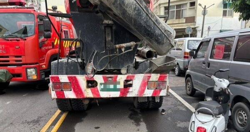 80歲老婦機車遭預拌車「掃過」 右臂斷離、右腿撕裂急救中