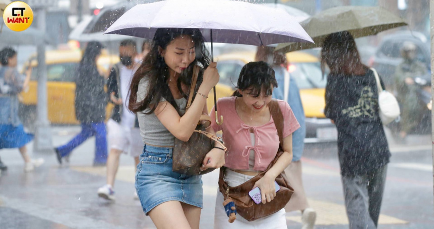 高雄狂風暴雨！市府宣布「4里+1國中」停班停課