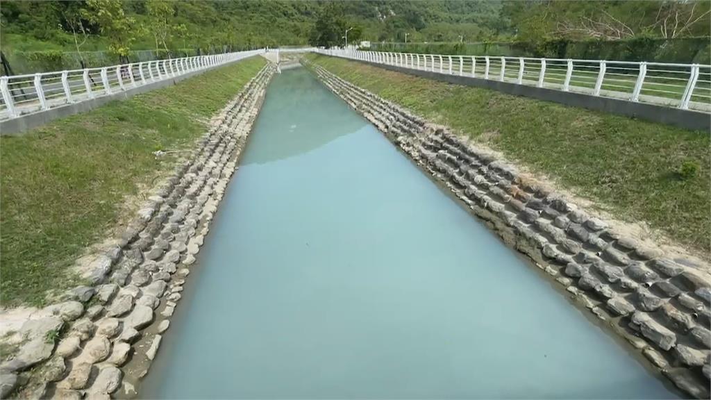 天然硫化湧泉再現　柴山滯洪池驚見「乳白色」水流