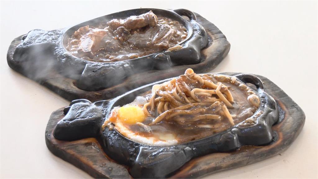 牛排店送餐出意外！　高溫鐵盤滑落「食物噴飛」