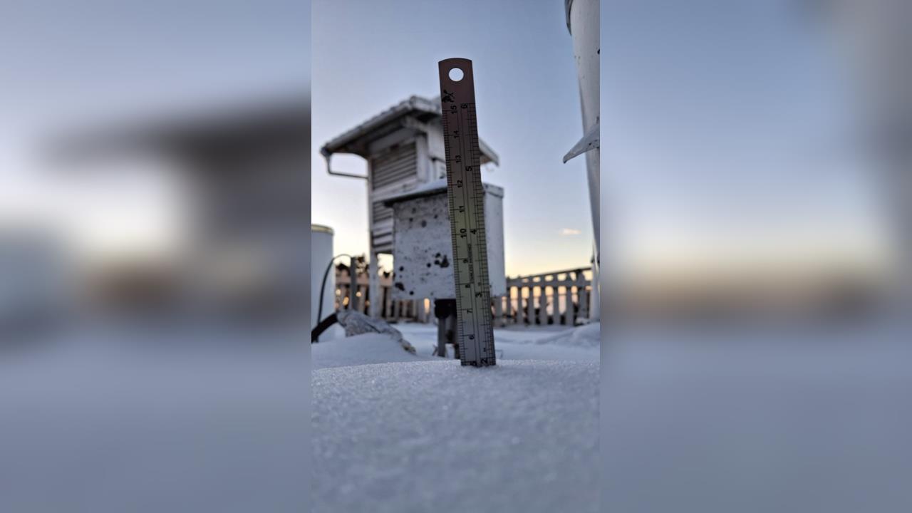 快新聞／玉山積雪5公分！金黃晨曦照亮銀白山頭　景色動人