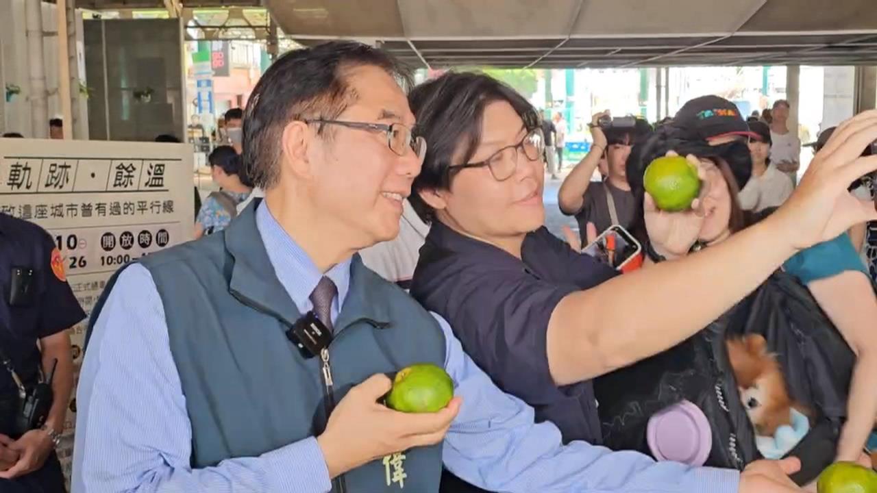 台南舊火車站拍照最後一天！　民眾帶橘子重現朱自清「背影」