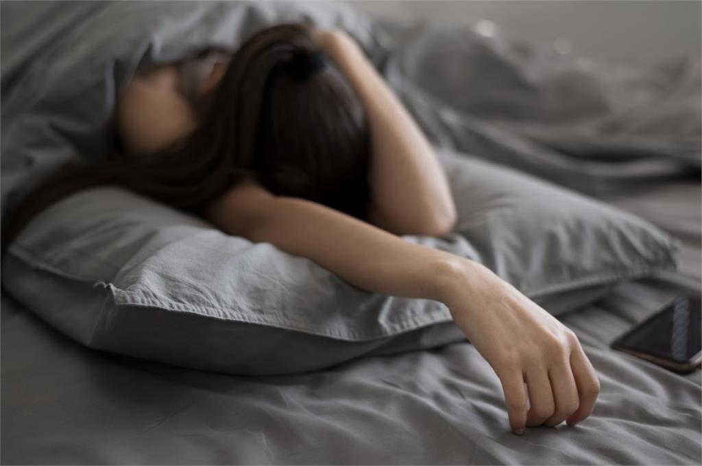 男子邀3P遭拒!仍「硬上性侵國中前女友」 友人壓制雙手、扯下衣褲