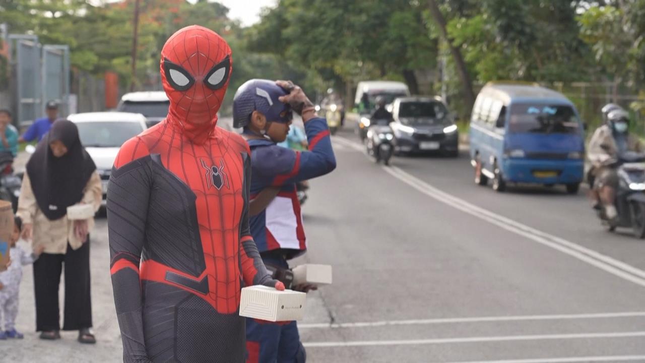 印尼街頭藝人扮「蜘蛛人、美國隊長」 免費發放開齋點心