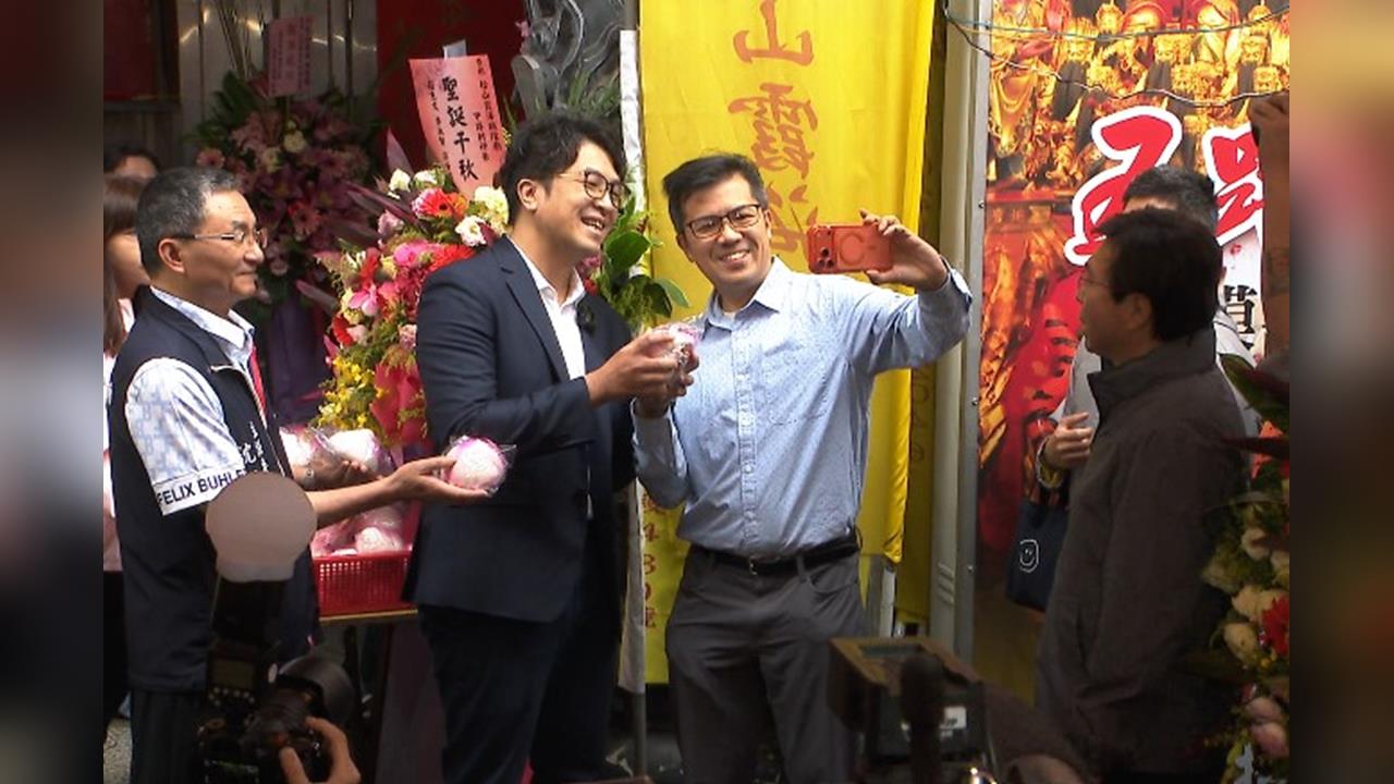 勞動連假不休息! 沈伯洋合體小雞赴霞海城隍廟發壽桃