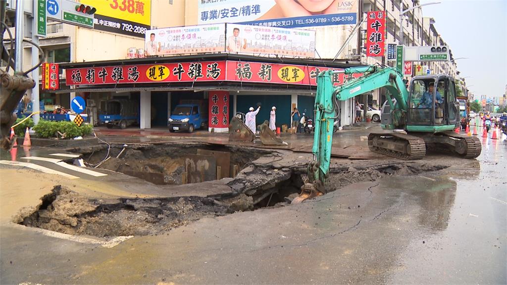 高雄一心路摔車大坑洞 高市水利局：與氣爆施工無關