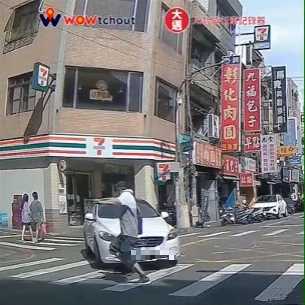 桃園白車斑馬線前不讓阿伯 網看傻:他都用跑的了還撞