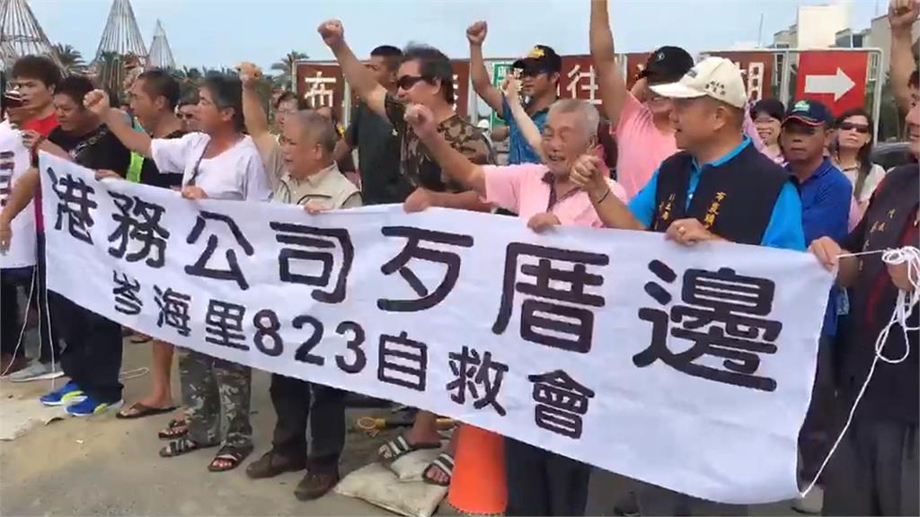 質疑港務公司是水災元凶 岑海里民堆沙包抗議