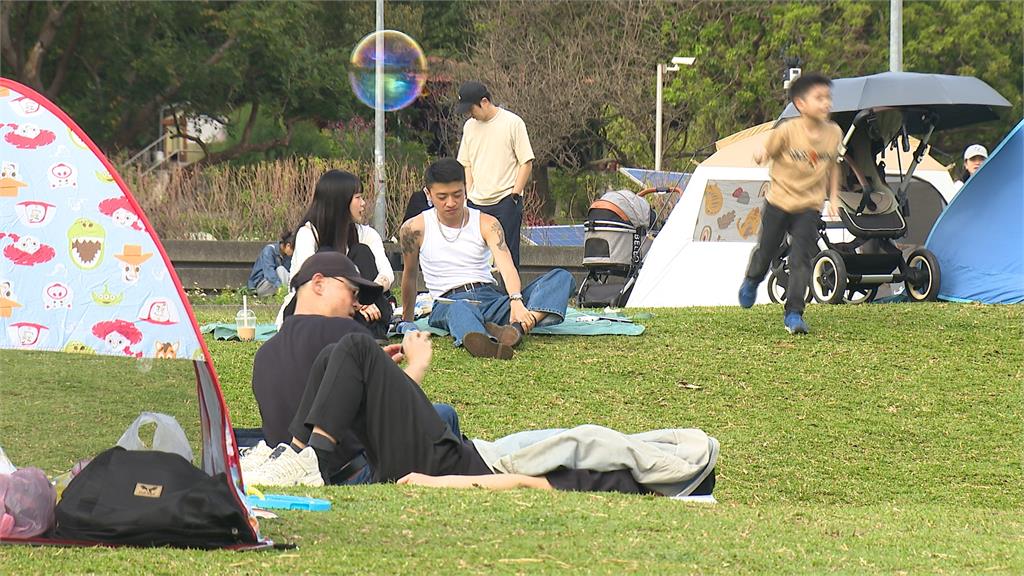 連假都市現野餐熱潮　花博、華山文創人潮滿滿