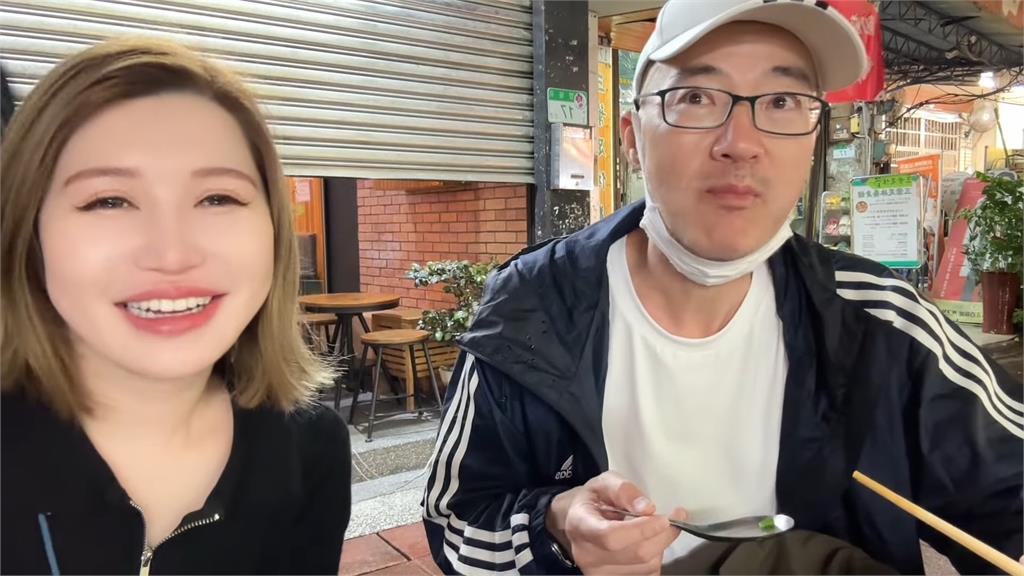 逛夜市被濃烈的氣味吸引　日本大叔「試吃臭豆腐」後驚呼：可能愛上了