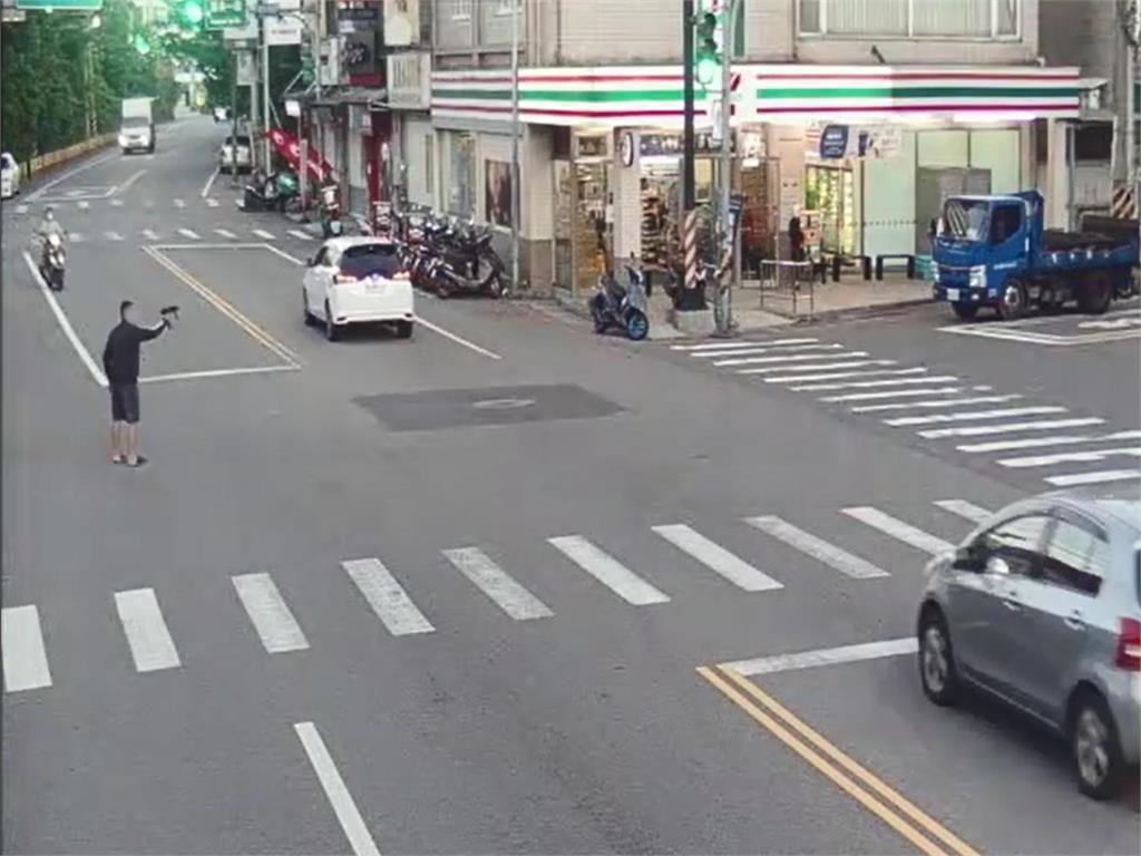 男光天化日大街上持槍引恐慌 警一問真相傻眼
