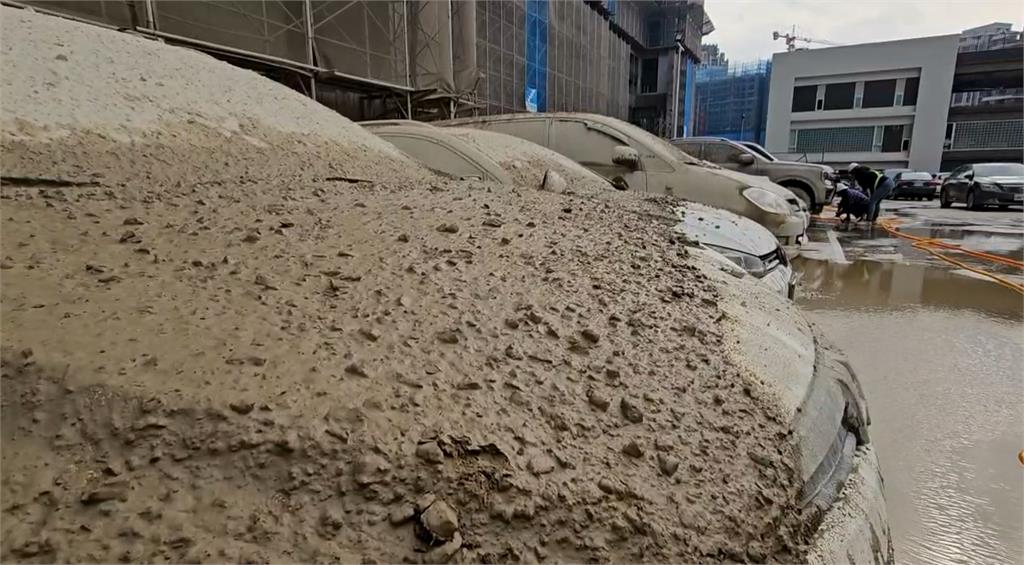 有夠衰！停車場遭工地水泥灌漿襲擊　15輛車變「水泥車」