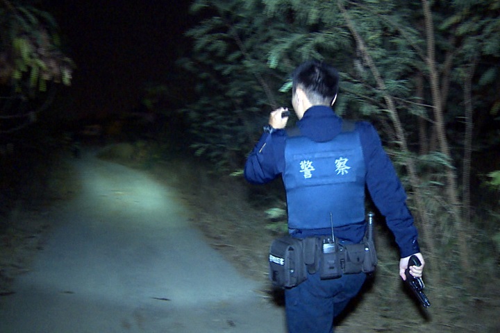 通緝犯拒檢一路逃 撞安全島落網