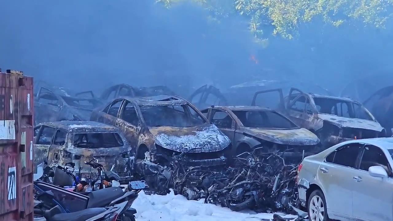 爆炸聲不斷！　基隆廢車場上百輛汽機車陷火海　濃煙數公里外可見　山區水源不足搶救困難