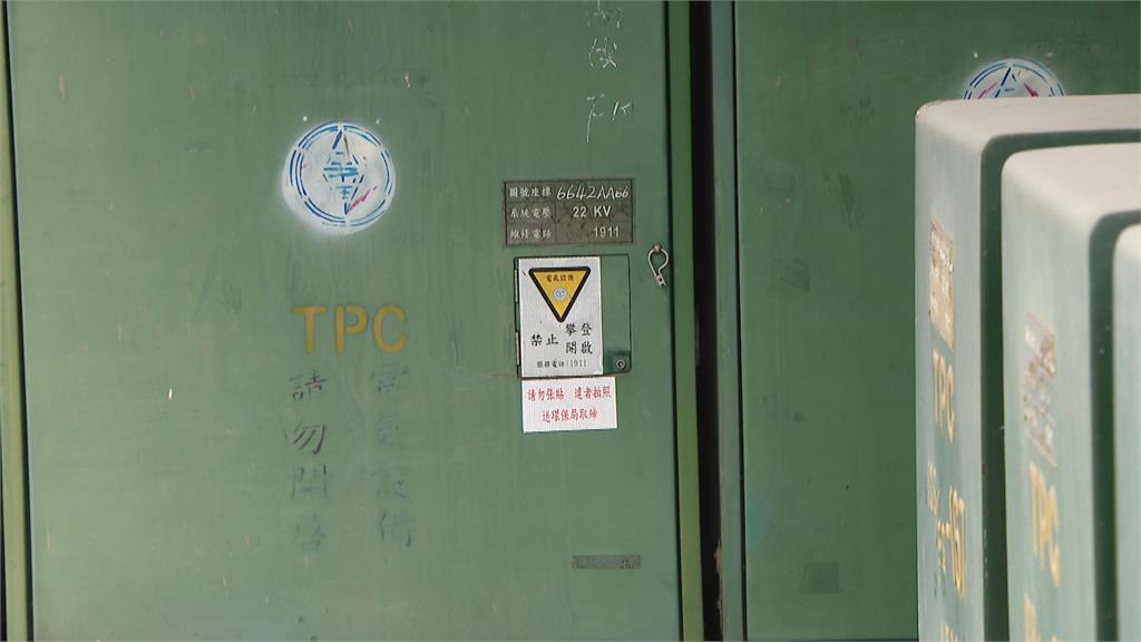 光華商場外設12個變電箱 圍籬內布滿菸蒂