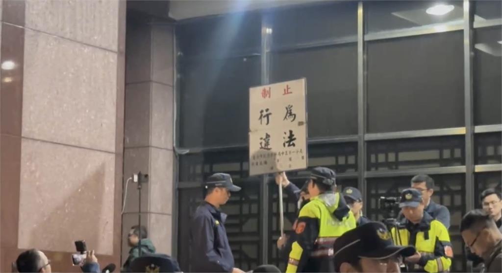 起訴柯文哲／北院外小草等阿北　警方四度舉牌：已經違法