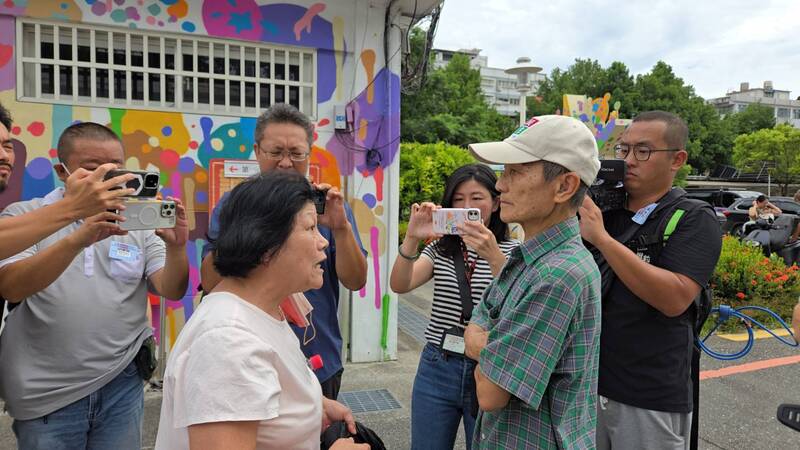 「葉霸」投票所前遇攔路理論　婦人稱：妳教壞我兒子