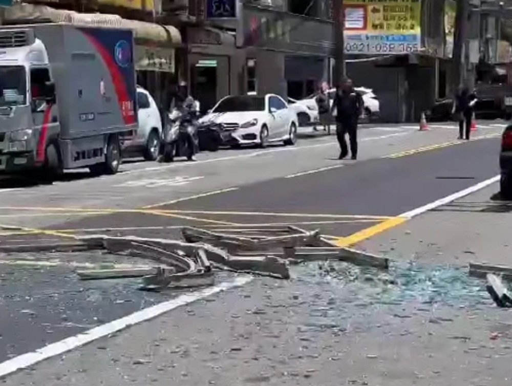 【有片】驚險一瞬間！桃園新屋大樓窗戶遭吹落 差1秒砸中騎士