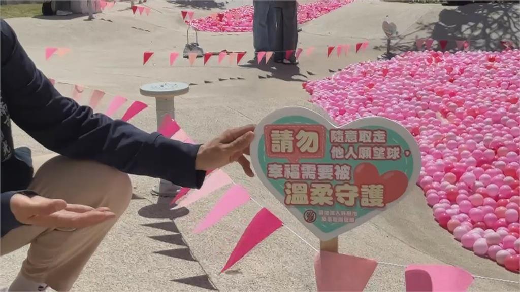 台南愛情許願池　10萬粉紅泡泡球　民眾伸手亂拿與警衛爆爭執