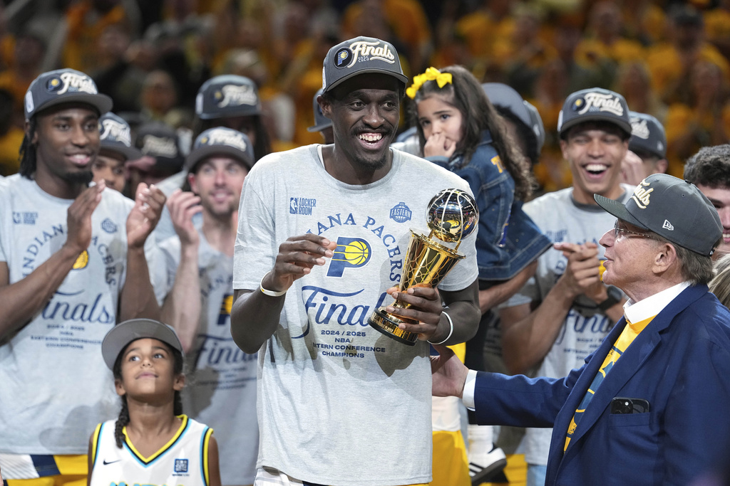 NBA季後賽(影)／溜馬相隔25年再度進軍總冠軍　喀麥隆大前鋒獲頒東決MVP