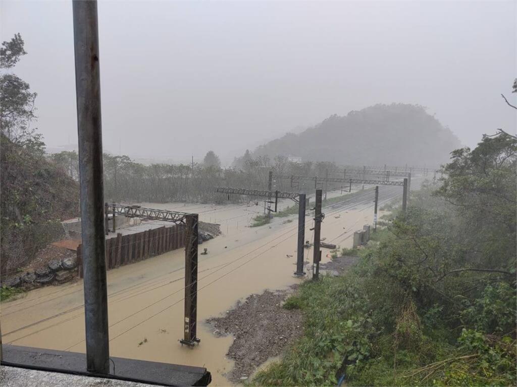 宜蘭大豪雨亮紅色警示！台鐵部分路段淹水　新馬到蘇澳新站間一度中斷