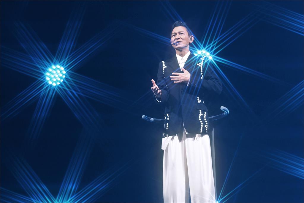 快新聞／驚！劉德華開唱出事「滑出3公尺高台」　深夜親曝親筆信報平安