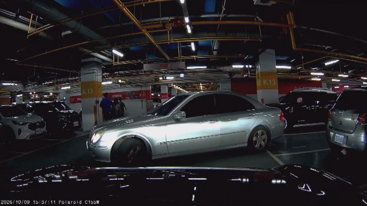 逆向強占車位不認有錯　順向駕駛理論無果直搖頭