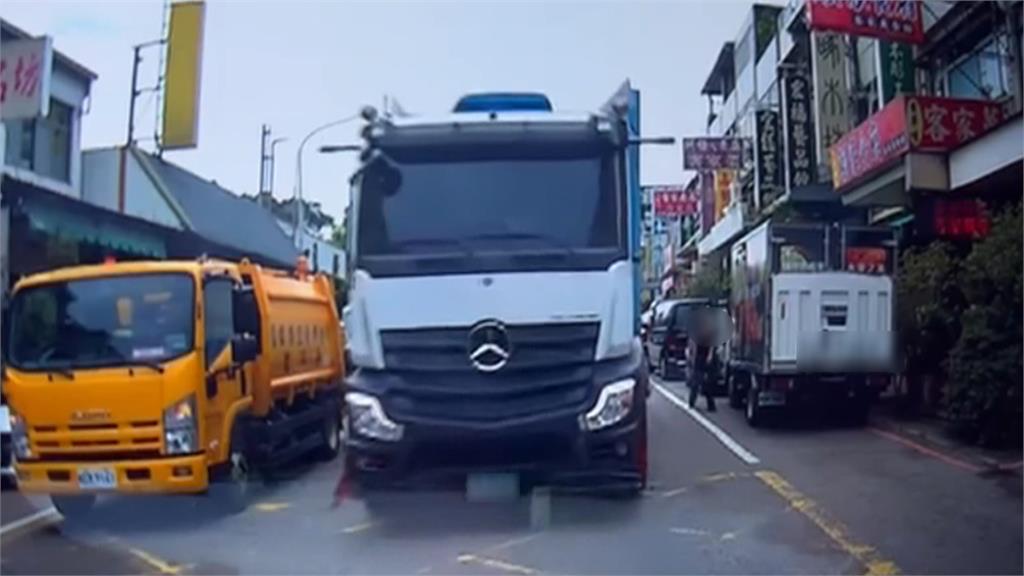 垃圾車沿街清運　不耐久候？聯結車逆向開　連超4台車